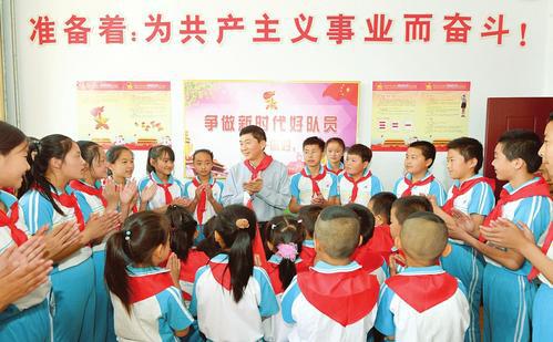 5月30日,省委书记骆惠宁在晋中市榆社县河峪中心学校参加少先队主题队日活动,与孩子们共庆“六一”国际儿童节。本报记者李联军摄
