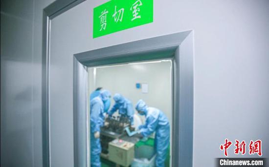 疫情当前,防护服、口罩一类的防控物资需求突出。 李强 摄