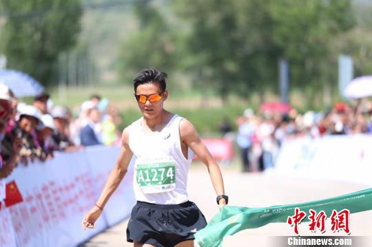 2019山西右玉生太国际马拉松赛16日举行,6000多名中外选手参赛。 主办方 摄