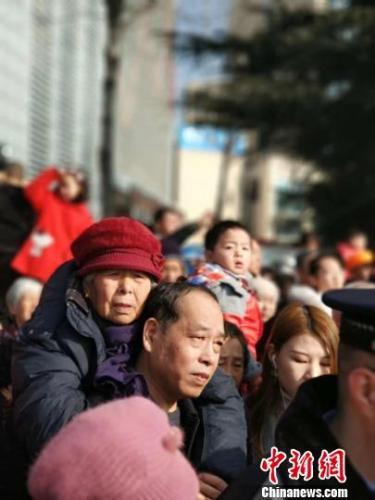 3日,元宵节刚过,一则“山西长治孝儿背娘看红火”的消息迅速在网络上、微信朋友圈传开。配图中一位老人被一位中年男子背在肩上,在人群中观看当地元宵节闹红火。刘敏 摄