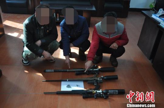 山西省森林公安局中条山分局日前查获一起涉枪非法狩猎案件,抓获犯罪嫌疑人4名,收缴气枪3支,钢珠弹51发,铅弹8发。 李峰 摄