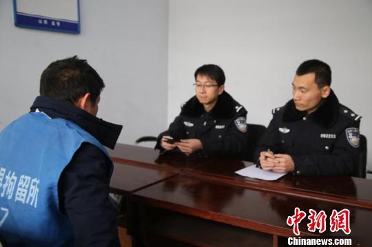 违法嫌疑人崔某在接受警方询问。 警方提供