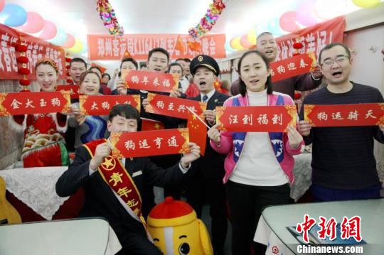 当新年的钟声敲响时,大家齐道祝福,互祝新年好。 张强 摄