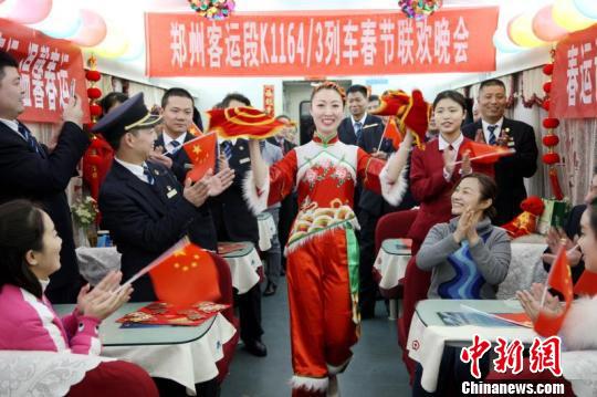 热热闹闹的“列车春晚”吸引很多旅客参与。 张强 摄