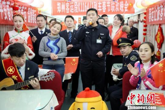 热热闹闹的“列车春晚”吸引很多旅客参与。 张强 摄