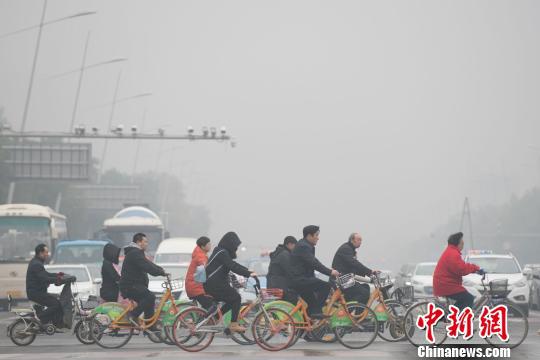1日的山西太原,又是暗灰的云天,雾霾总是不愿离去。 武俊杰 摄