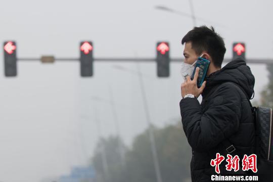 2018年以来,重污染天气频繁“造访”山西多地,民众防霾已成日常。 武俊杰 摄