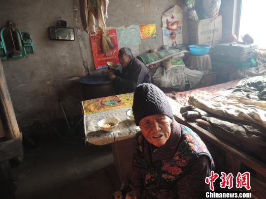 87岁老人照顾智障弟弟63年 马乐 摄