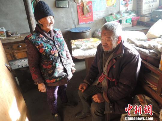 87岁老人照顾智障弟弟63年 马乐 摄