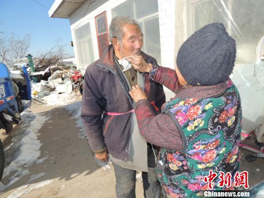 87岁老人照顾智障弟弟63年 张瑞强 摄