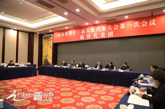 图为临汾代表团分组讨论现场。