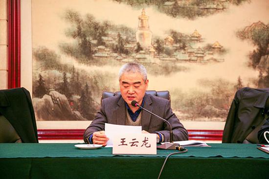 (图为:省粮食局党组书记、局长王云龙同志作工作报告)