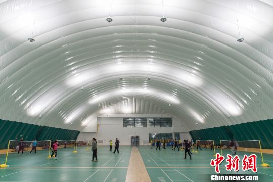 民众在可以过滤PM2.5颗粒的“气膜馆”健身锻炼。 韦亮 摄