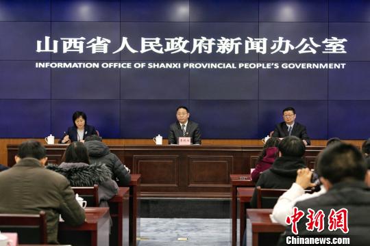 山西?#20013;?#21387;缩行政审批时限,精简审批材料,发力改善营商环境、提升民众获得?#23567;!?#23665;西省政府新闻办供图 摄