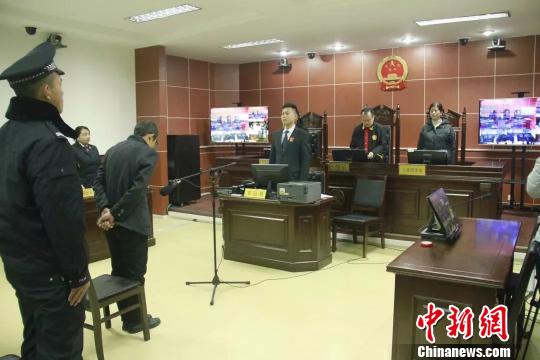 山西一不法商贩在制作油条过程中过量加入明矾,致使销售的油条中铝残留量严重超标。最终,该商贩被判处有期徒刑八个月,缓刑一年,并处罚金2000元,并责令其在县级新闻媒体赔礼道歉。 山西省高院供图 摄