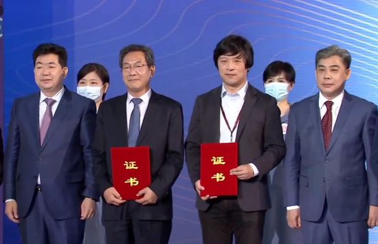 山西博物院院長張元成(一排左二)登臺領獎