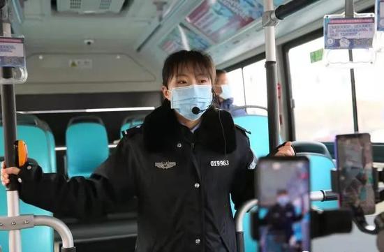 民警走上公交车做反诈宣传直播。