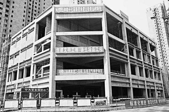 “青运村”施工现场,项目主体结构已完工。 余芬摄