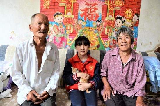 燕瑞彤和她的爷爷奶奶还有陪伴长大的小猫咪