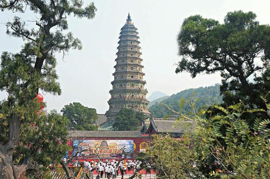 世界纪录认证机构认证官Damir First(大明)在洪洞县广胜寺景区宣布,“世界最高的多彩琉璃塔”——洪洞广胜寺飞虹塔认证成功。