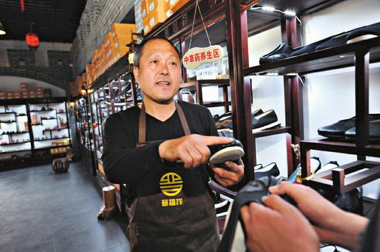 人物:王国中 职业:手工制鞋
