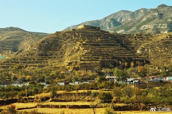 村子周围的景色,梯田、良田,古代都有军事用途。山上的土城堡建造得比较大。