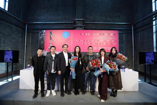 影片《找到你》在平遥电影宫小城之春厅进行放映,导演吕乐,主演姚晨、马伊琍及改编编剧秦海燕惊喜现身与影迷互动。