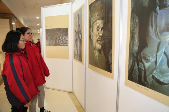 图为学生观摩作品