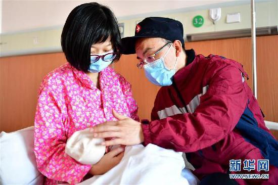 郝铁蛋(右)和妻子女儿在一起(2月4日摄)。 新华社记者 曹阳 摄