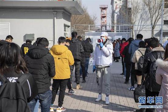 2月19日,富士康(太原)科技工业园的工作人员在为返厂的工人介绍复工检查流程。近日,位于山西省太原市的富士康(太原)科技工业园在落实疫情防控措施的同时,合理安排工人有序返厂,准备复工。 新华社记者 杨晨光 摄