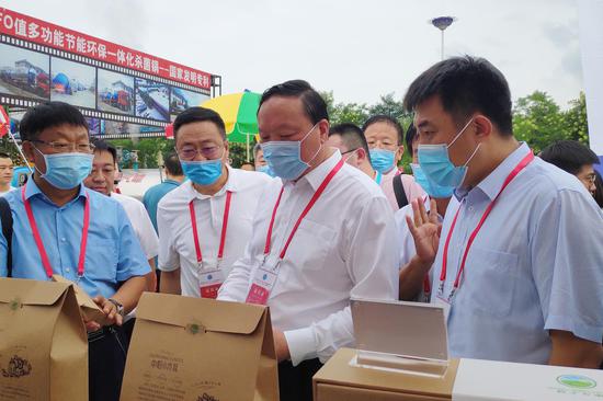 山西省委常委、统战部长徐广国与木耳种植户交流。摄影:郝智祥