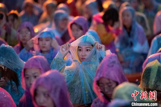 一场大雨未能阻止人们对电影交流的热情。 韦亮 摄