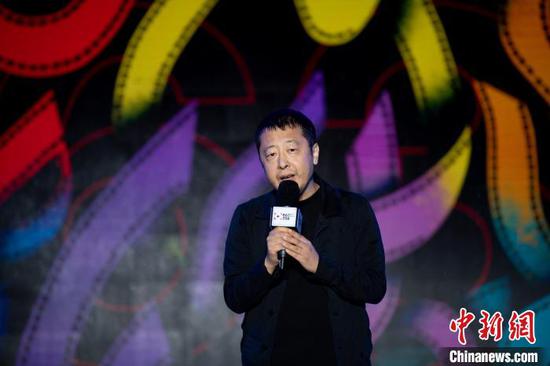 贾樟柯现身开幕式现场,阐述短片之于导演的意义。 韦亮 摄