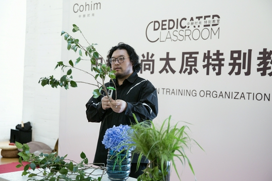 于老师展示花艺风格与技巧