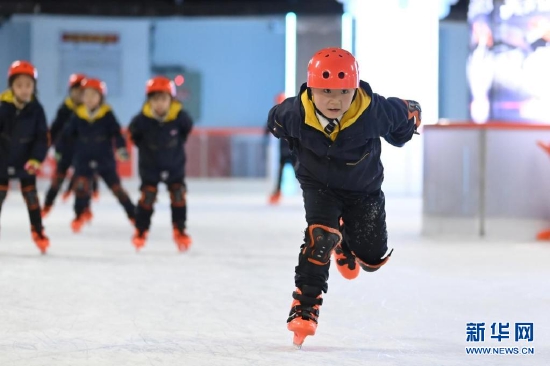 呂梁市的學生在新開業的滑冰場滑冰。新華網 發（劉亮亮 攝）