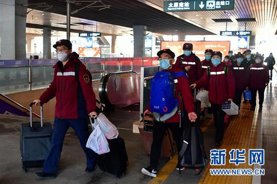 在太原南站,山西省第三批支援湖北医疗队队员准备上车出发(2月5日摄)。新华社记者 曹阳 摄