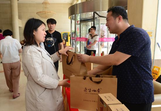 爱心商家为现代妇产医院送母亲节礼物。