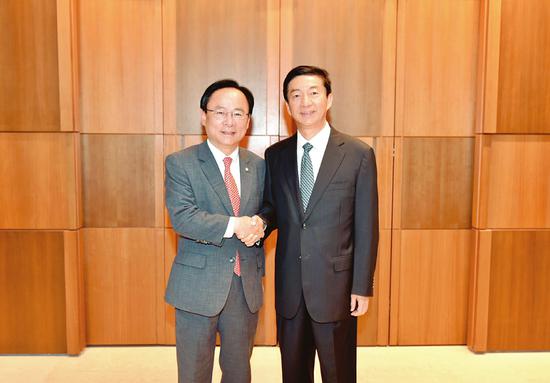 駱惠寧會晤韓國國會副議長李柱榮。 孫景凡攝