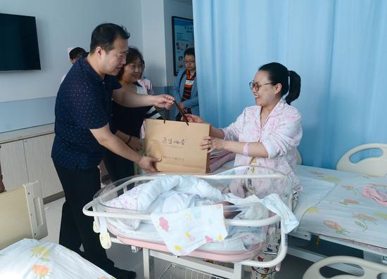 原生四季商家为山西省妇幼保健医院新手妈妈送祝福。