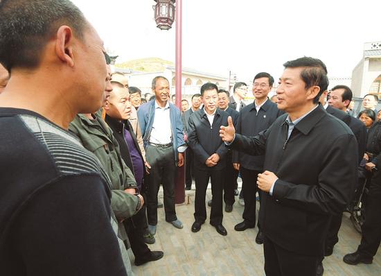 去年5月,骆惠宁曾到临县城庄镇易地扶贫搬迁安置点,从规划、施工、风貌打造等方面现场研究指导安置点建设,不到一年,错落分布的窑洞式农家小院,青砖黛瓦,初展新貌。今年4月9日,骆惠宁再次来到安置点,即将迁入新居的乡亲们聚拢到他的身边,谈变化、说打算,显得格外高兴。记者 李联军 摄