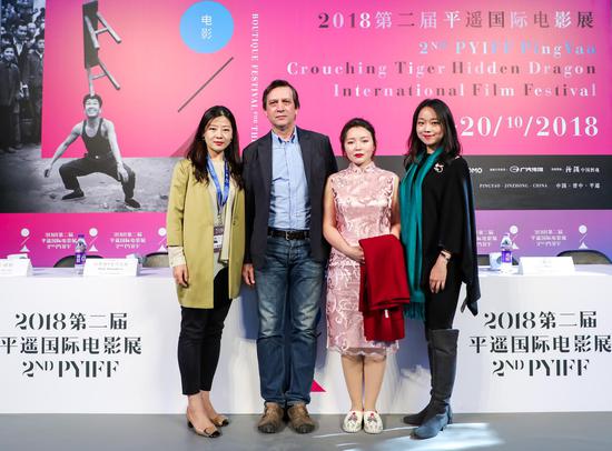 今年戛纳国际电影节最佳女演员得主萨梅尔·叶斯利亚莫娃与导演谢尔盖·德瓦茨沃伊亮相《小家伙》发布会