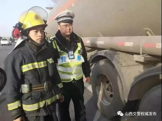 油罐车轮胎起火 交警灭火30吨汽油幸免燃爆