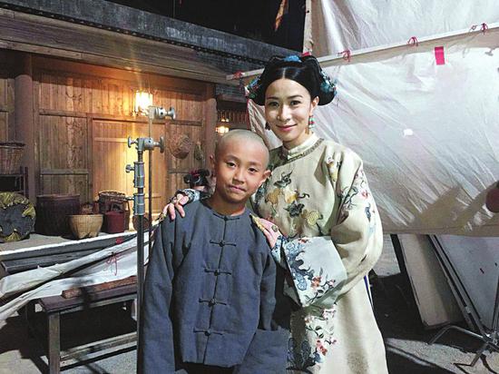 秦钰鑫和《延禧攻略》里娴妃的扮演者佘诗曼合影。