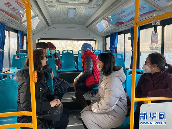 每天早上7点,李华都会准时和同组医护人员坐上去往仙桃市第一人民医院的车。因为时间紧、任务重,她们的班前会议只能挪到去医院的路上开。交代好当天的工作内容和防护问题,她们达到隔离区后就可以随时开展工作。(右二灰色衣服为李华)(受访者供图)新华网 发