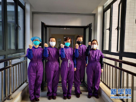 早上7点30分,李华和同组医护人员已经换好了刷手衣。为了尽可能做好防护,借鉴其他“战友”的经验,李华只穿了秋衣秋裤,外面穿刷手衣、隔离衣、防护服……(左二为李华)(受访者供图)新华网 发
