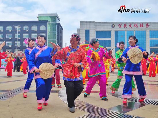 本地特色民俗表演 摄影:郝智祥