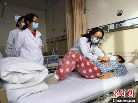 图为全国人大代表、山西医科大学第一医院血液科主任医师杨林花工作照。 范丽芳 摄