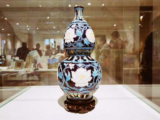 高平市文旅局参展作品珐华缠枝牡丹纹葫芦瓶 郝智祥 摄