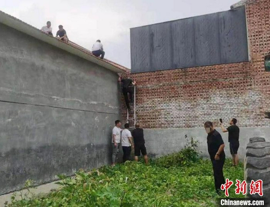 长治警方打掉1个制售假酒犯罪团伙,捣毁2个犯罪窝点,抓获4名犯罪嫌疑人。 长治警方供图
