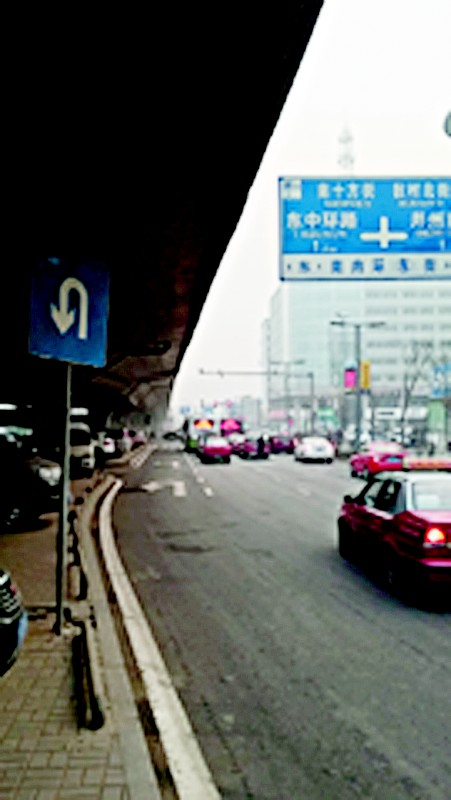 距离路口约20米处,路牌标识可调头